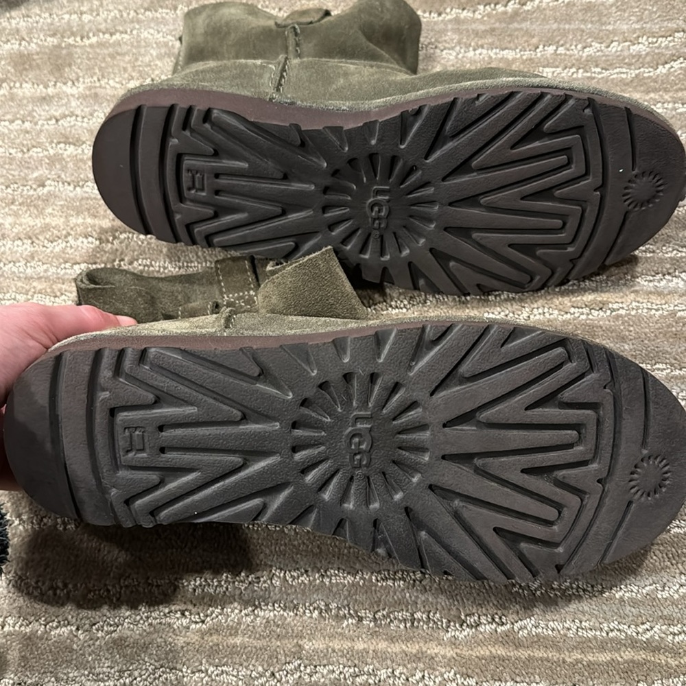 UGG Mini Unlined - Size 8 - Picture 2 of 3